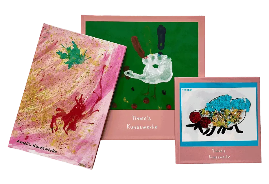 Die 3 KIDSartbook Formate. 3 bunte Kinderkunstbücher mit Titel Timea`s Kunstwerke und Kinderzeichnungen am Cover stehen in 3 verschiedenen Größen vor weißem Hintergrund.